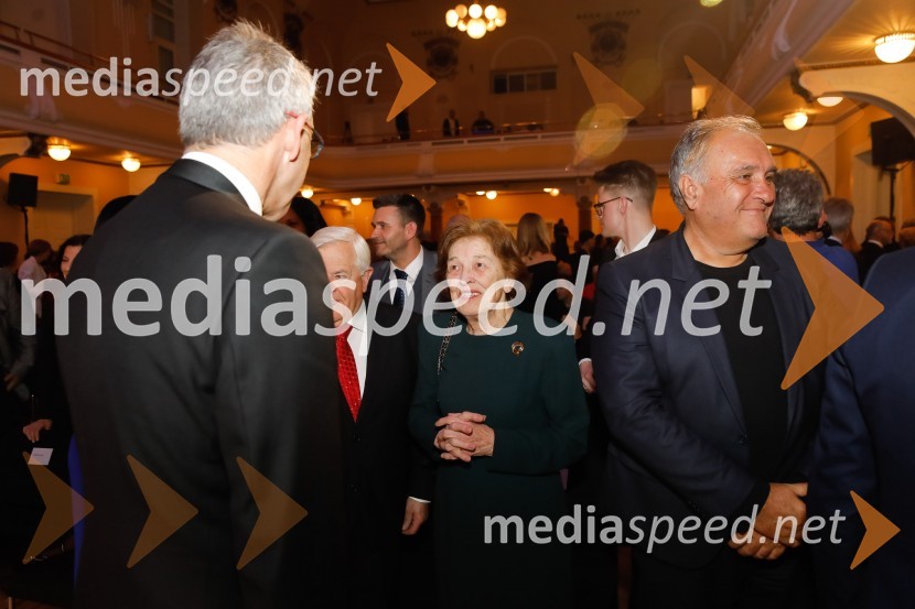  Andrej  Kren, glavni direktor družbe Delo d.o.o.;  Milan Kučan, nekdanji predsednik Republike Slovenije;  Štefka Kučan;  ... Sara Ahlin Doljak prejela naziv Ona 365 2018