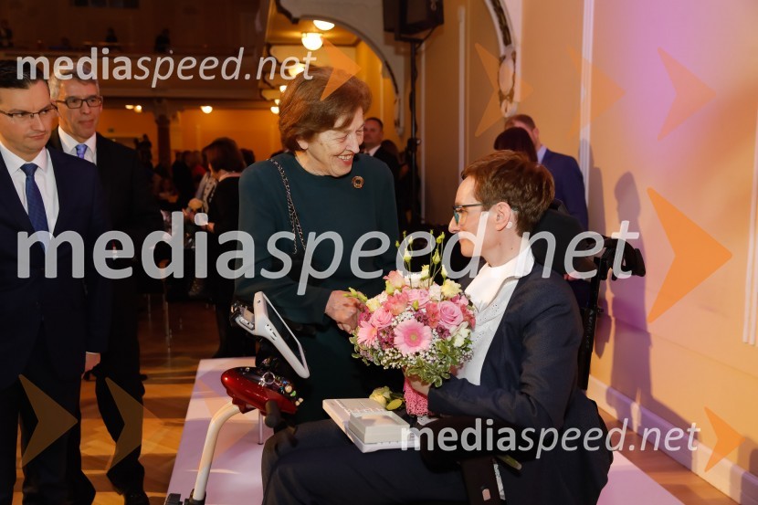  Marjan  Šarec, predsednik Vlade Republike Slovenije;  Andrej  Kren, glavni direktor družbe Delo d.o.o.;  Štefka Kučan; doc. dr. Sara Ahlin Doljak, odvetnica, predavateljica, nagrajenka Ona 365 2018Sara Ahlin Doljak prejela naziv Ona 365 2018