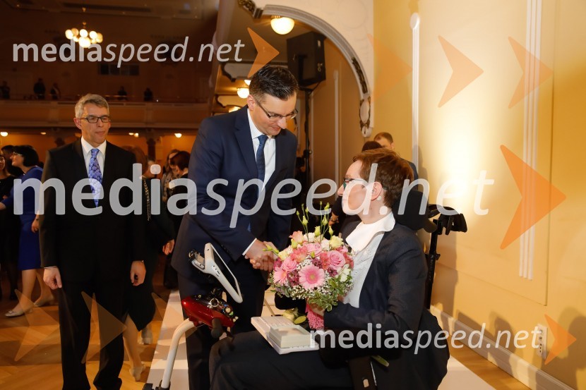  Andrej  Kren, glavni direktor družbe Delo d.o.o.;  Marjan  Šarec, predsednik Vlade Republike Slovenije; doc. dr. Sara Ahlin Doljak, odvetnica, predavateljica, nagrajenka Ona 365 2018Sara Ahlin Doljak prejela naziv Ona 365 2018