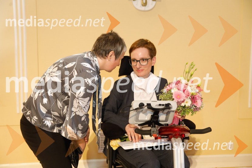  ... ; doc. dr. Sara Ahlin Doljak, odvetnica, predavateljica, nagrajenka Ona 365 2018Sara Ahlin Doljak prejela naziv Ona 365 2018