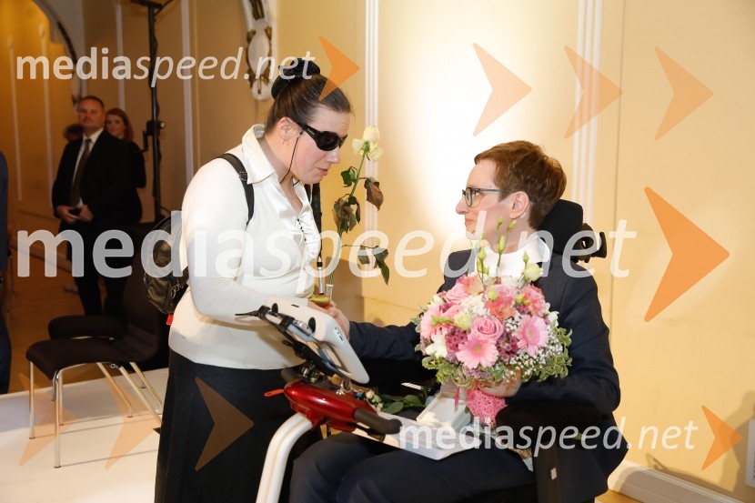  Irena Mihelj, prva slepa prevajalka iz norveškega jezika v Sloveniji; doc. dr. Sara Ahlin Doljak, odvetnica, predavateljica, nagrajenka Ona 365 2018Sara Ahlin Doljak prejela naziv Ona 365 2018