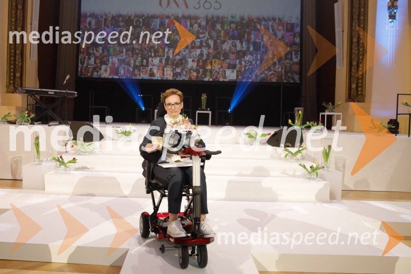 doc. dr. Sara Ahlin Doljak, odvetnica, predavateljica, nagrajenka Ona 365 2018Sara Ahlin Doljak prejela naziv Ona 365 2018