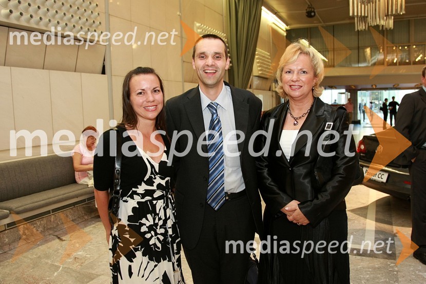 Nuša Božiček, marketing Volkswagen pri Porsche Slovenija d.o.o., Tomaž Oven, vodja marketinga Volkswagen pri Porsche Slovenija d.o.o. in Sabrina Pečelin, vodja službe za odnose z javnostmi pri Porsche Slovenija d.o.o.Koncert opernih arij