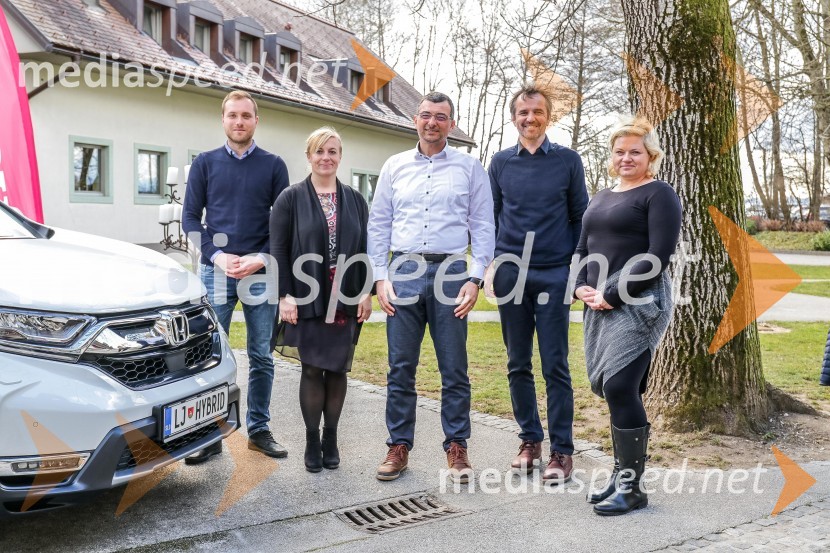  Tilen Lenarčič, prodaja AC Mobil;  Lily Gradišek, marketing in odnosi z javnostmi,  AC-Mobil d.o.o.;  Samo Turk, CEO, AC - Mobil, d.o.o.;  Rudolf  David, vodja prodaje Honda;  Romana  Rosnaky, direktorica prodaje in marketinga, AC-Mobil d.o.o.Honda CR-V Hibrid, slovenska predstavitev