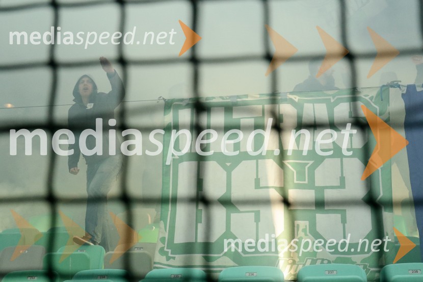Navijači NK OlimpijaDerbi med NK Olimpija in NK Maribor brez zadetkov