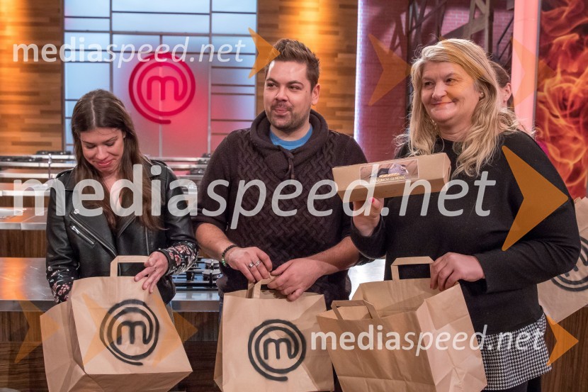  Ana Fetih, novinarka;  Nejc Simšič, novinar;  Carmen Leban, novinarkaMasterChef Slovenija 2019 nam je odprl vrata svoje kuhinje