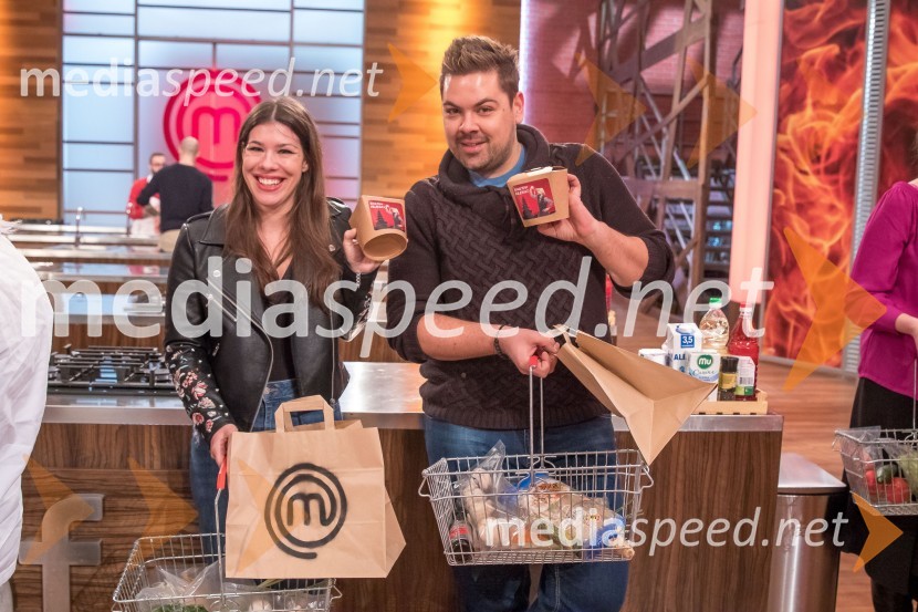  Ana Fetih, novinarka;  Nejc Simšič, novinarMasterChef Slovenija 2019 nam je odprl vrata svoje kuhinje