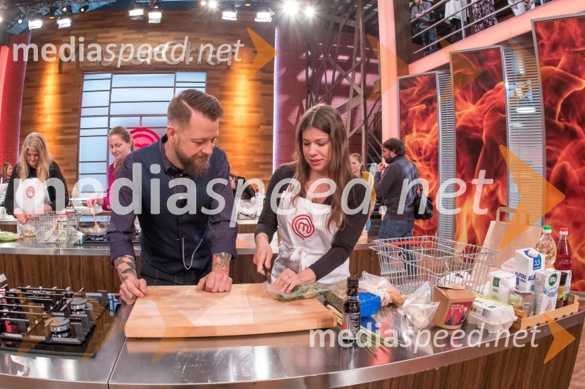  Bine Volčič, kuharski mojster;  Ana Fetih, novinarkaMasterChef Slovenija 2019 nam je odprl vrata svoje kuhinje