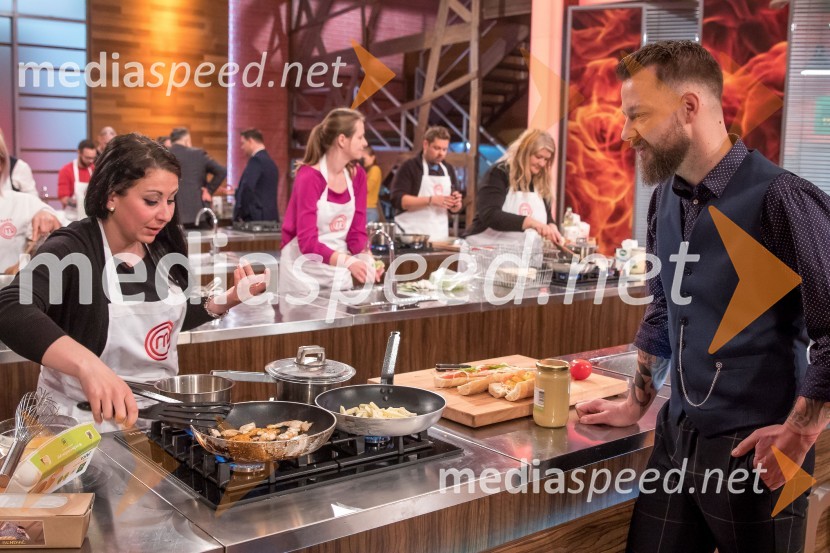  Saša Zadnik, novinarka;  Bine Volčič, kuharski mojsterMasterChef Slovenija 2019 nam je odprl vrata svoje kuhinje