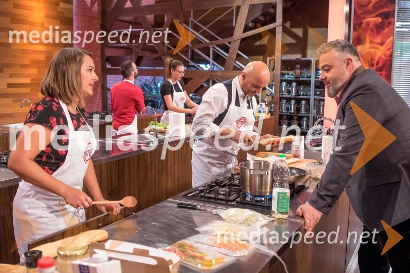  Katja Klavora, predstavnica odnosov z javnostmi PRO PLUS;  Branko Čakarmiš,  programski direktor, Pro Plus;  Karim Merdjadi, kuharski in slaščičarski mojster MasterChef Slovenija 2019 nam je odprl vrata svoje kuhinje