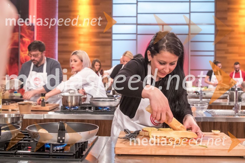  Saša Zadnik, novinarkaMasterChef Slovenija 2019 nam je odprl vrata svoje kuhinje