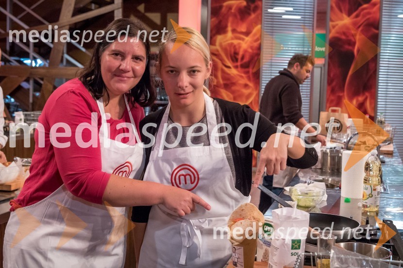  Teja Pelko, novinarka, Svet24;  Kaja Mejač, novinarkaMasterChef Slovenija 2019 nam je odprl vrata svoje kuhinje