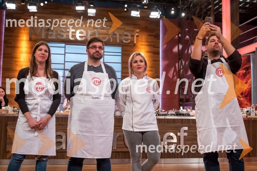  Ana Fetih, novinarka;  Borut Andrejaš, Radio 1;  Sara Rutar, tekmovalka MasterChef Slovenija 2017;  Nejc Simšič, novinarMasterChef Slovenija 2019 nam je odprl vrata svoje kuhinje