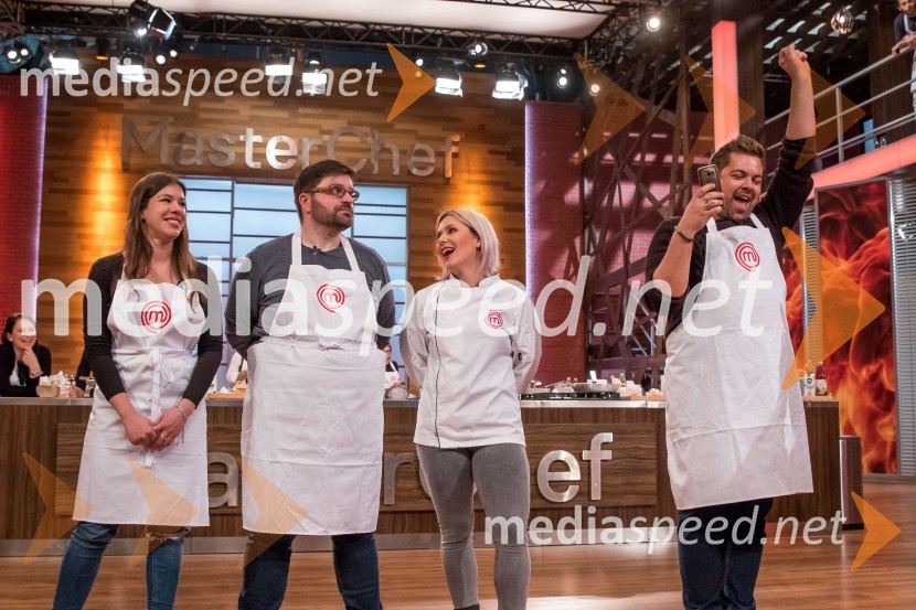  Ana Fetih, novinarka;  Borut Andrejaš, Radio 1;  Sara Rutar, tekmovalka MasterChef Slovenija 207;  Nejc Simšič, novinarMasterChef Slovenija 2019 nam je odprl vrata svoje kuhinje