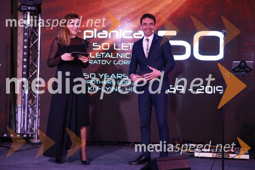  Anja Hlača Ferjančič, novinarka, RTV; dr. Franci Petek, nekdanji smučarski skakalec in direktor SZS50 let Letalnice bratov Gorišek in 70 let športa na Radiu Slovenija