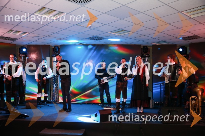  Matevž Šalehar-Hamo, glasbenik, Hamo & Tribute 2 Love;  Peter Dekleva, glasbenik, Hamo & Tribute 2 Love;  Dejan Zupan, pevec, Ansambel Saša Avsenika;  Larisa Majcen, pevka, ansambel Saša Avsenika;  Sašo Avsenik, glasbenik, Ansambel Saša Avsenika50 let Letalnice bratov Gorišek in 70 let športa na Radiu Slovenija