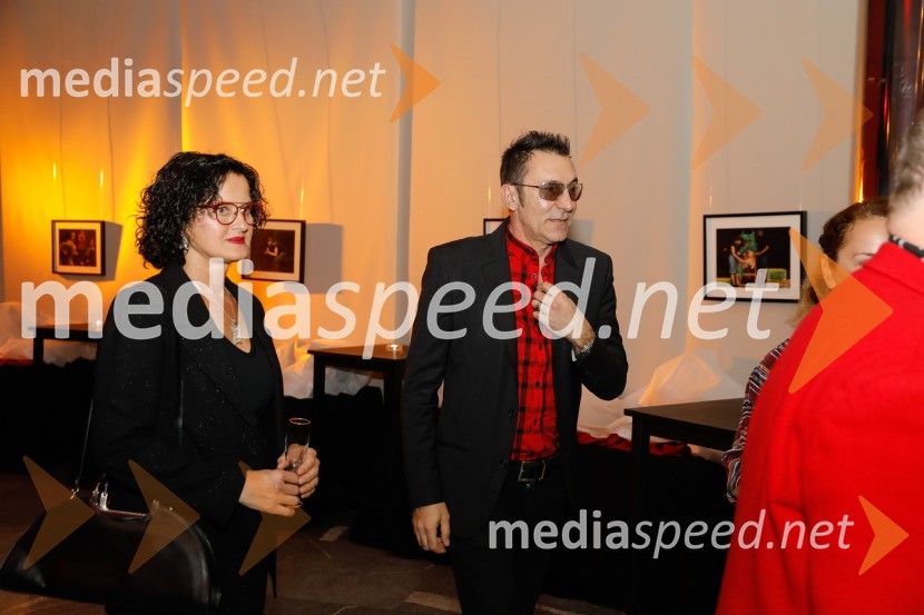   Irena Brunec - Tébi, kiparka in slikarka;  Branko  Đurić - Đuro, igralecNune v akciji!, premiera predstave