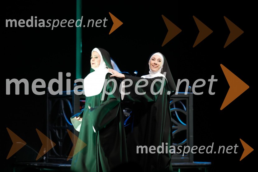  Simona  Vodopivec Franko, pevka, igralka;  Lea  Bartha Pesek, pevkaNune v akciji!, premiera predstave