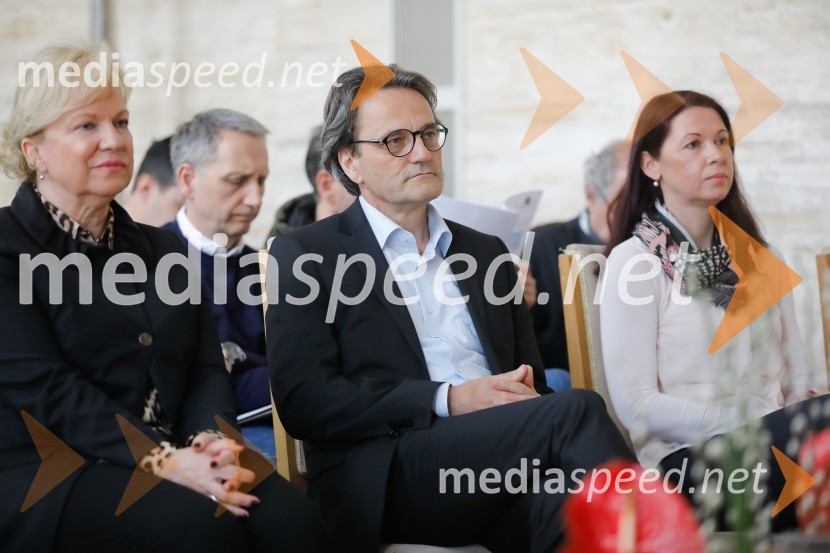  Sabrina Pečelin, vodja odnosov z javnostmi pri Porsche Slovenija d.o.o.;  Martin Wienerroither, generalni direktor Porsche Slovenija;  Simona Mavsar, direktorica znamke Seat pri Porsche Slovenija d.o.o.Seat Tarraco, slovenska predstavitev