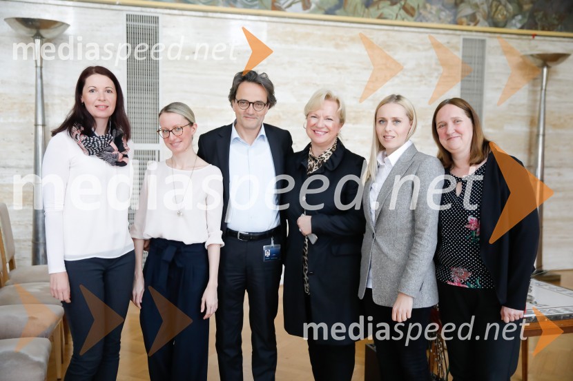  Simona Mavsar, direktorica znamke Seat pri Porsche Slovenija d.o.o.;  Maruša Kovačič, produktni marketing Seat Porsche Slovenija;  Martin Wienerroither, generalni direktor Porsche Slovenija;  Sabrina Pečelin, vodja odnosov z javnostmi pri Porsche Slovenija d.o.o.;  ... ;  ... Seat Tarraco, slovenska predstavitev