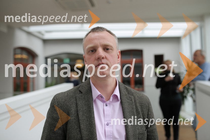  Jens Koch, Saint-Gobain Rigips AustriaSodobne rešitve uporabe mavčnih oblog v okvirni večetažni leseni gradnji, strokovni posvet