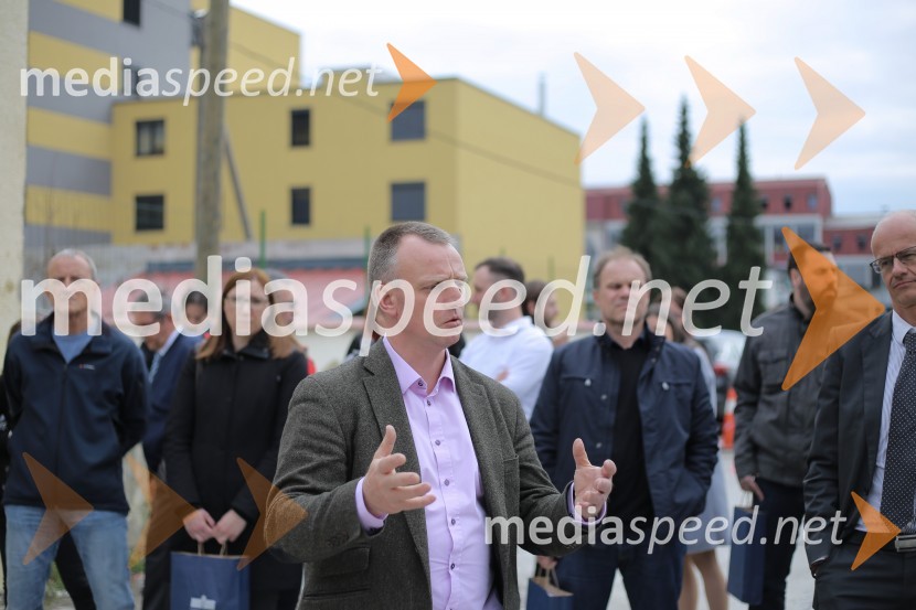  Jens Koch, Saint-Gobain Rigips AustriaSodobne rešitve uporabe mavčnih oblog v okvirni večetažni leseni gradnji, strokovni posvet