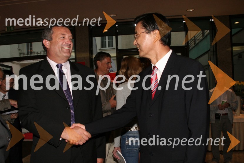 Jure Prosen, predsednik Plavalne zveze Slovenije in ZHI Zhaolin, kitajski veleposlanikPredstavitev slovenske olimpijske delegacije - Peking 2008