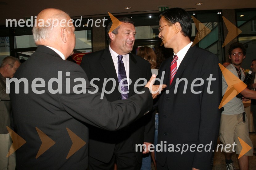 Janez Kocijančič, predsednik Olimpijskega komiteja Slovenije , Jure Prosen, predsednik Plavalne zveze Slovenije in ZHI Zhaolin, kitajski veleposlanikPredstavitev slovenske olimpijske delegacije - Peking 2008