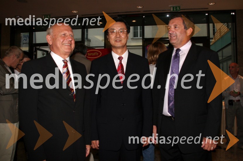 Janez Kocijančič, predsednik Olimpijskega komiteja Slovenije, ZHI Zhaolin, kitajski veleposlanik in Jure Prosen, predsednik Plavalne zveze SlovenijePredstavitev slovenske olimpijske delegacije - Peking 2008