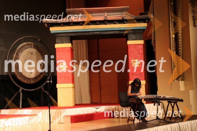 Wang Xuan, kitajska glasbenicaPredstavitev slovenske olimpijske delegacije - Peking 2008