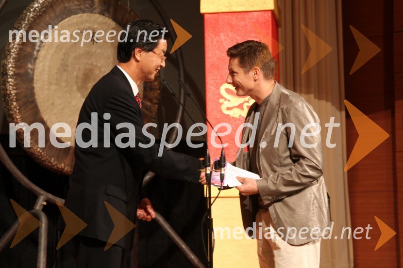 ZHI Zhaolin, kitajski veleposlanik in Andraž Vehovar, nekdanji kajakaš in vodja Slovenske olimpijske delegacije - Peking 2008Predstavitev slovenske olimpijske delegacije - Peking 2008