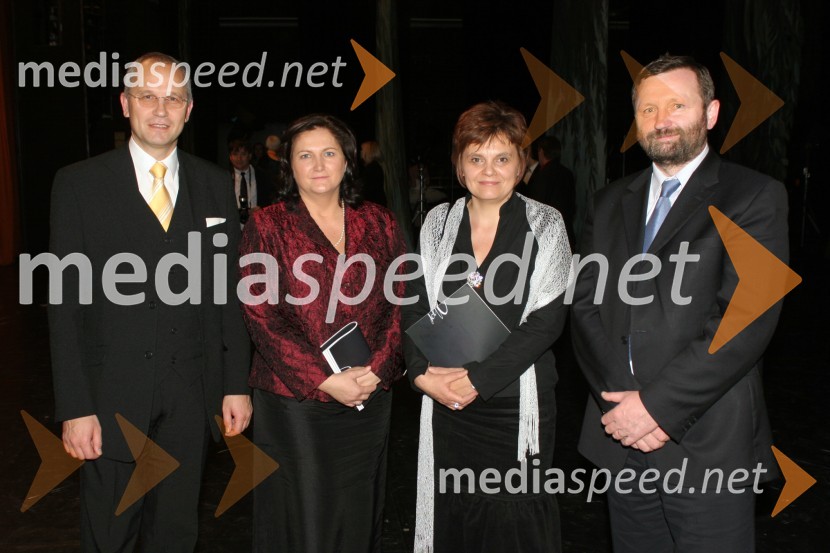 Boris Sovič, mariborski župan v letih 1998-2006 s soprogo Ano in minister za lokalno samoupravo in regionalni razvoj dr. Ivan Žagar s soprogo HertoLabodje jezero, premiera baleta SNG Maribor