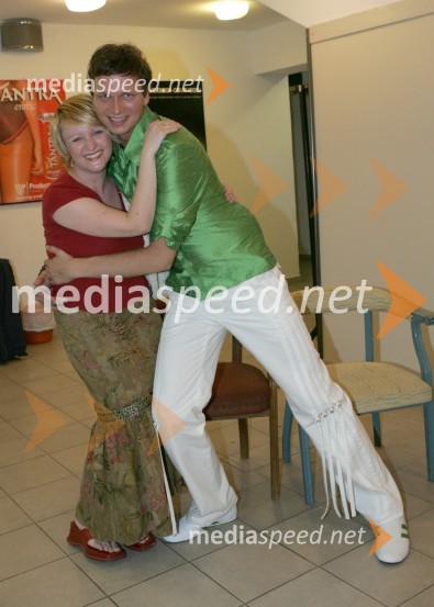 Urška Drofenik, modna oblikovalka ter Robert Roškar, moderator na Radiu Aktual in voditelj polfinalnega večera MMSMelodije morja in sonca