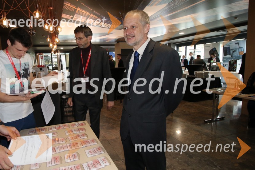  Nejc Krajnc, Fakulteta za elektrotehniko, računalništvo in informatiko, Univerza Maribor; prof. dr. Marjan Golob, Fakulteta za elektrotehniko, računalništvo in informatiko, UM; prof. dr. Borut  Žalik, dekan, Fakulteta za elektrotehniko, računalništvo in informatiko, Univerza v MariboruKonferenca Avtomatizacija v industriji in gospodarstvu 2019