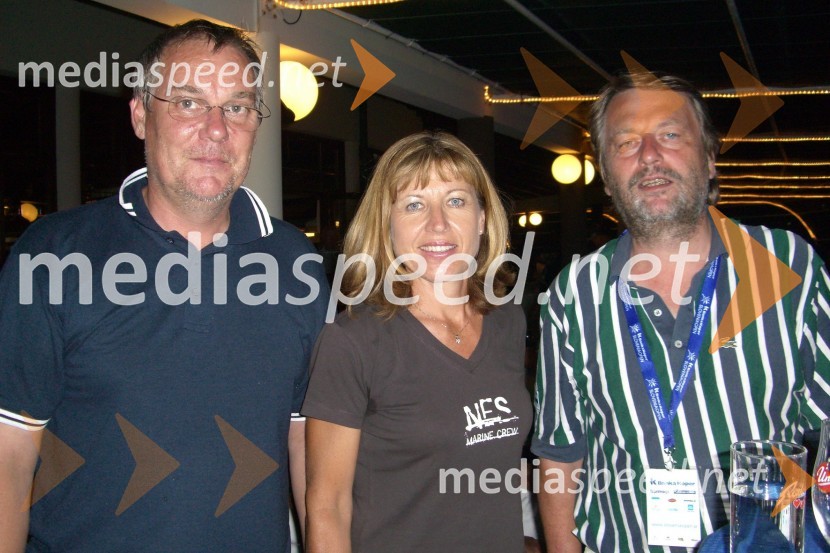 Darko Bevc, direktor produkcije V.P.K., Mima Jaušovec, nekdanja teniška igralka, članica organizacijskega odbora Banka Koper Slovenia Open in zmagovalka Odprtega prvenstva v Franciji leta 1977 in Dušan Stergel, režiser prenosov V.P.K. in lastnik podjetja Grafika StingTeniški turnir Banka Koper Slovenia Open