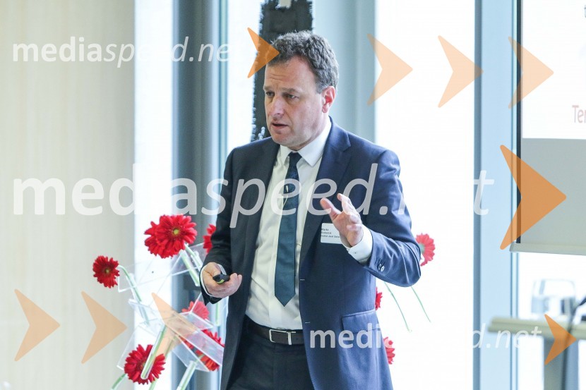  Marko Grobelnik, raziskovalec v laboratoriju za umetno inteligenco na Institutu Jožef Stefan, izvršni direktor Quintelligence in glasnik digitalnih tehnologij RSDan slovensko-nemškega gospodarstva 2019