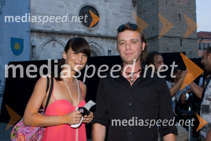 Grega Skočir, pevec skupine Big Foot Mama s spremljevalkoFestival Festiko: predstava Tesla Electric Company