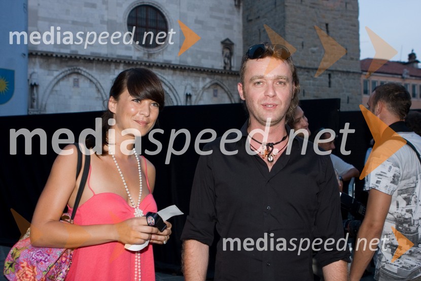 Grega Skočir, pevec skupine Big Foot Mama s spremljevalkoFestival Festiko: predstava Tesla Electric Company