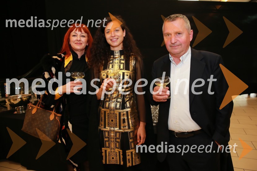  Valerija Frangež, penina Frangež;  Meta Frangež, 23. Vinska kraljica Slovenije 2019;  Jernej  Frangež, vinar13. nadstropje, modni spektakel Citycenter Celje