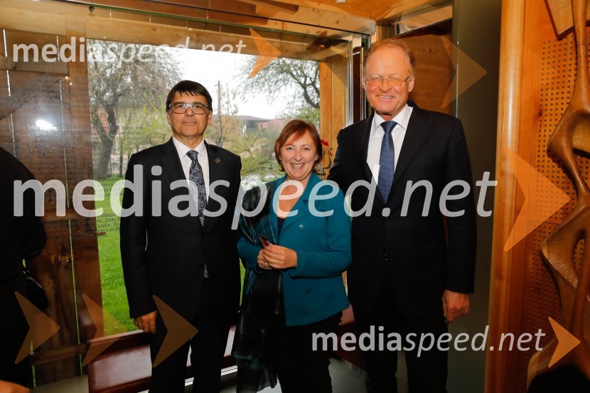  Andrej Božič, BB Consulting, d. o. o.;  Ksenija  Špiler Božič, BB Svetovanje d.o.o.;  Janez  Škrabec, direktor Riko d.o.o., predsednik Slovensko-ruskega poslovnega sveta, častni konzul BelorusijePredstavitev knjige Sonje Klopčič AEIOU voditeljstva