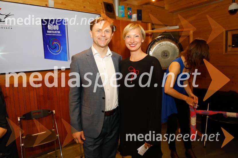  Tomaž Lanišek, direktor Kanuf Insulation Škofja Loka ;  Ina Kukovič Borovnik, ustanoviteljica BELAVODA d.o.o.Predstavitev knjige Sonje Klopčič AEIOU voditeljstva