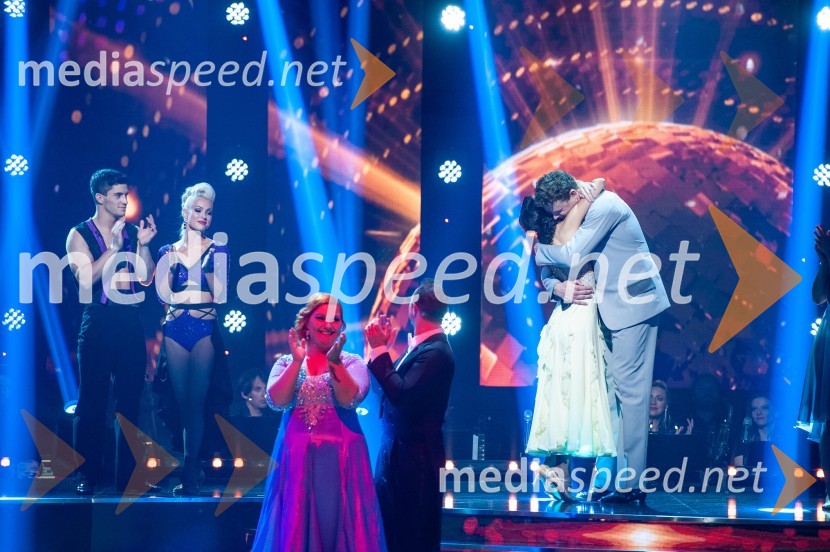  Franko Bajc, zmagovalec resničnostnega šova Kmetija 2018;  Svetlana Cigoj, model, trenerka športnih plesov;  Klara Lorger, pevka, ansambel Vihar;  Jernej Brenholc, plesalec;  Maja Geršak, plesalka;  Miha Zupan, košarkarZvezde plešejo 2019, osma oddaja