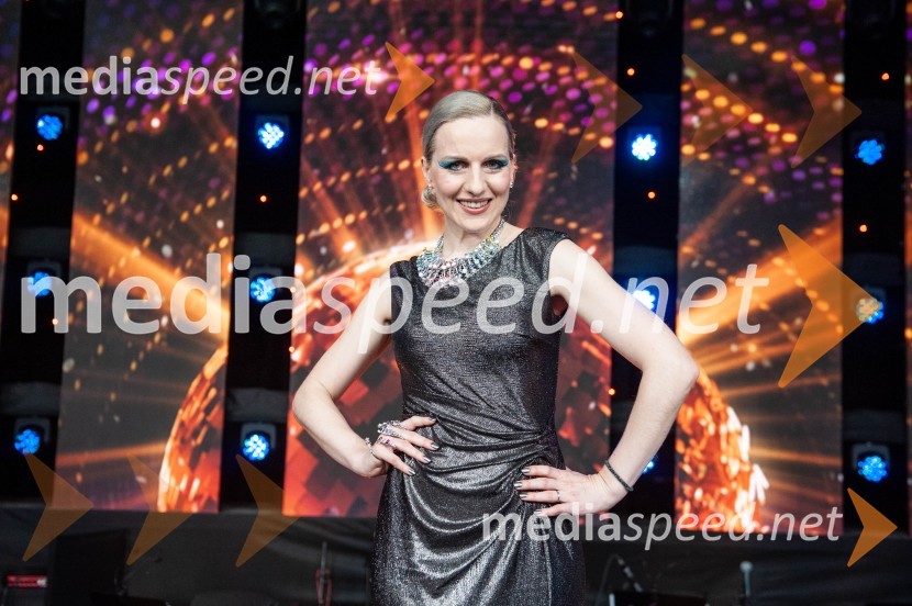  Nika Ambrožič Urbas, modna kreatorka in ustanoviteljica modne znamke Marija ModernaZvezde plešejo 2019, osma oddaja