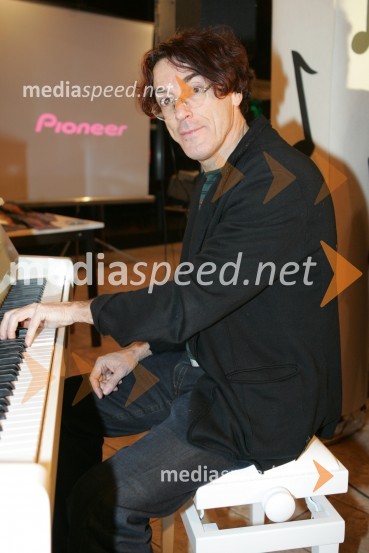 Goran Lisica, direktor in lastnik glasbene založbe Dallas records d.o.o.Rebeka Dremelj, predstavitev 3. cd-ja in perila Rebeka's dream