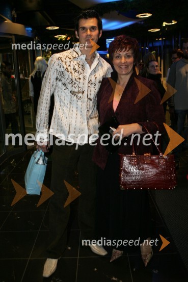 Rebekin fant Sandi in Jožica Jamšek, lastnica podjetja Trend Stil in tudi oblikovalka ter kreatorka spodnjega perila Rebeka's dreamRebeka Dremelj, predstavitev 3. cd-ja in perila Rebeka's dream