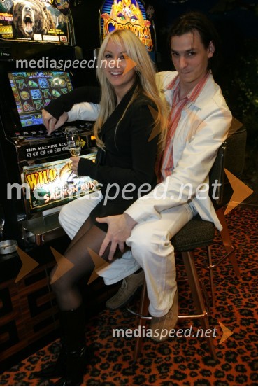 Pevka Saša Lendero in njen fant Miha HercogRebeka Dremelj, predstavitev 3. cd-ja in perila Rebeka's dream