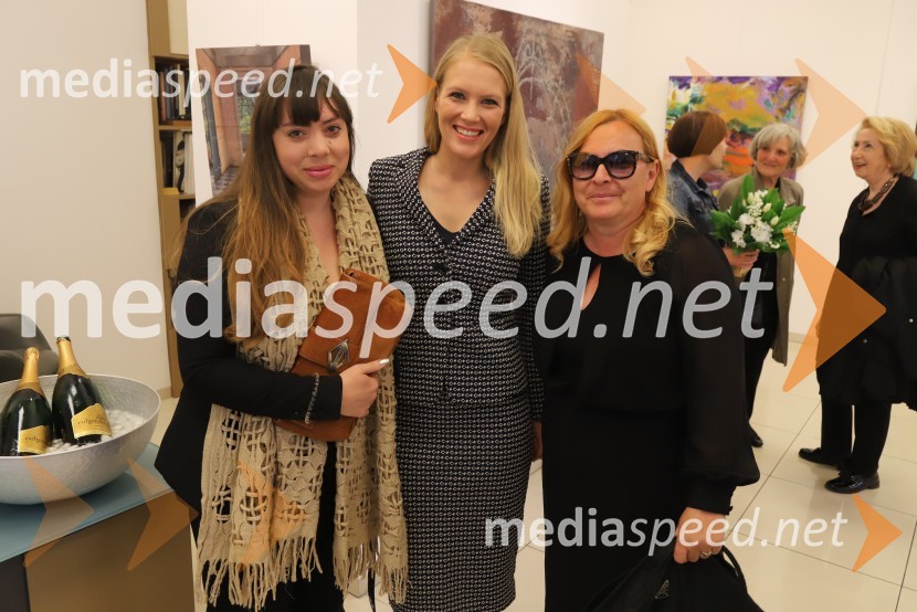  Pia Senčar;  Tajda Šarkanj, lastnica spletne trgovine Perla;  Barbara SenčarGalerija Hest, 30 let delovanja
