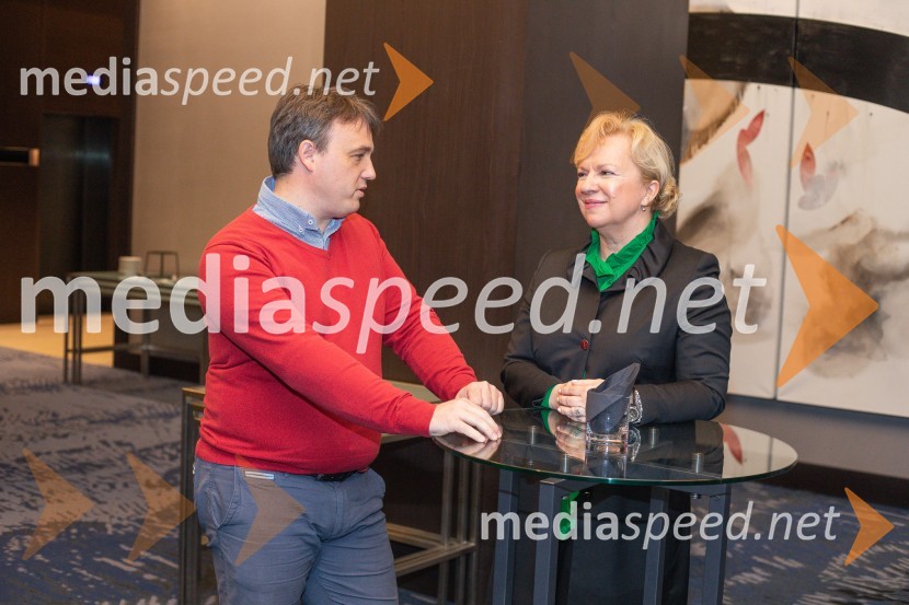  ... ;  Sabrina Pečelin, vodja odnosov z javnostmi pri Porsche Slovenija d.o.o.Tiskovna konferenca o električni prihodnosti znamke Volkswagen