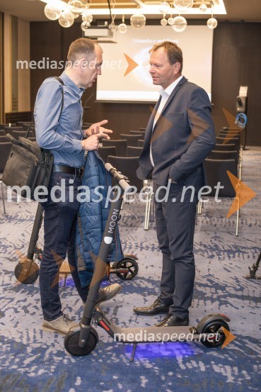  ... ;  Marko Škriba, direktor znamke Volkswagen pri Porsche Slovenija d.o.o.Tiskovna konferenca o električni prihodnosti znamke Volkswagen