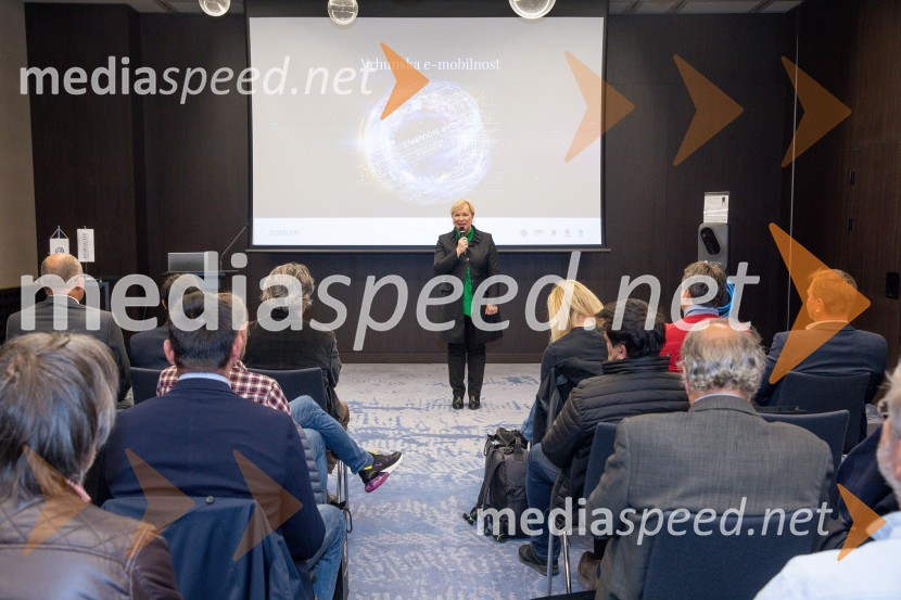  Sabrina Pečelin, vodja odnosov z javnostmi pri Porsche Slovenija d.o.o.Tiskovna konferenca o električni prihodnosti znamke Volkswagen